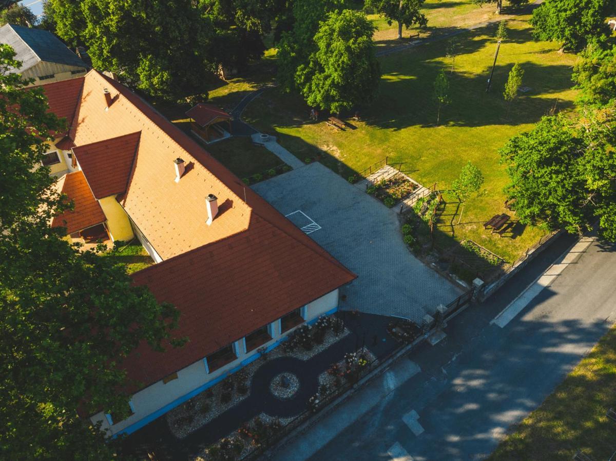 Tolnay Kuria Es Vendeghaz Hotel Nagygorbo Buitenkant foto