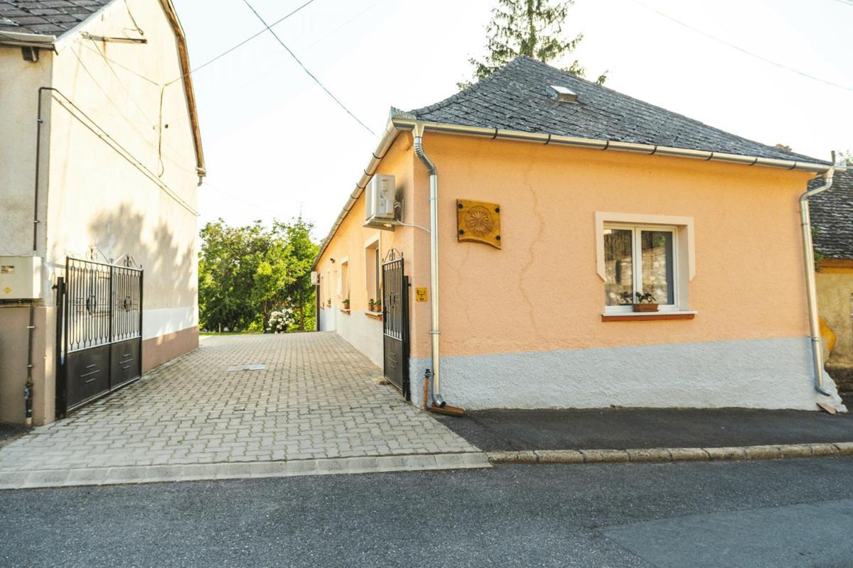 Tolnay Kuria Es Vendeghaz Hotel Nagygorbo Buitenkant foto