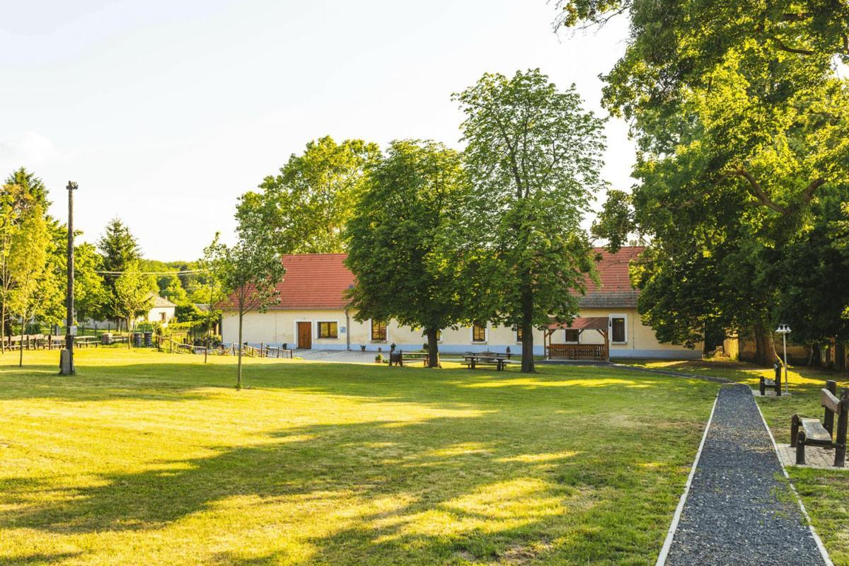 Tolnay Kuria Es Vendeghaz Hotel Nagygorbo Buitenkant foto