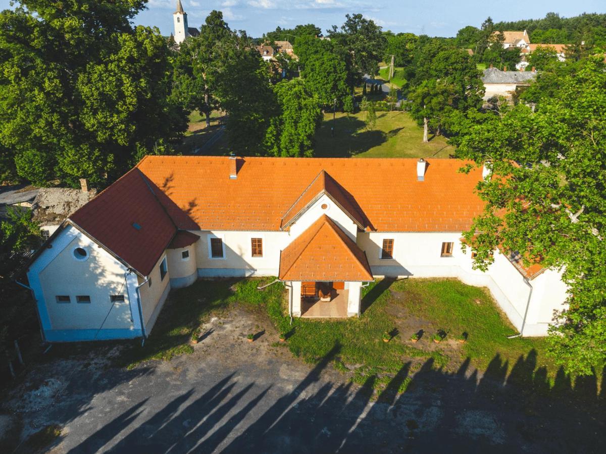 Tolnay Kuria Es Vendeghaz Hotel Nagygorbo Buitenkant foto