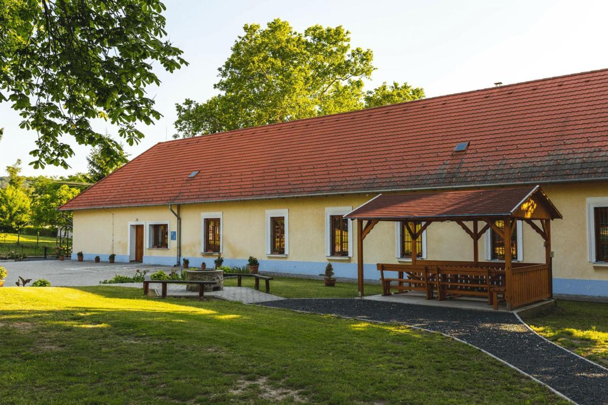 Tolnay Kuria Es Vendeghaz Hotel Nagygorbo Buitenkant foto